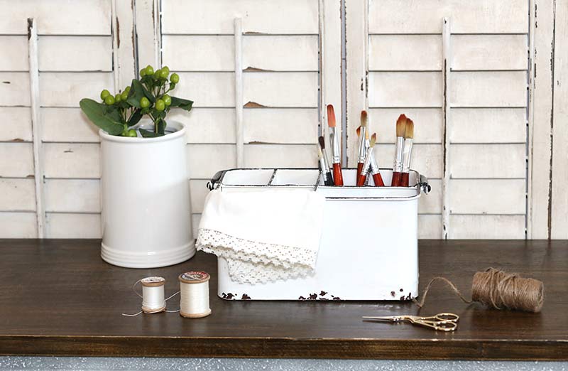 Chippy Enamel Divided Caddy